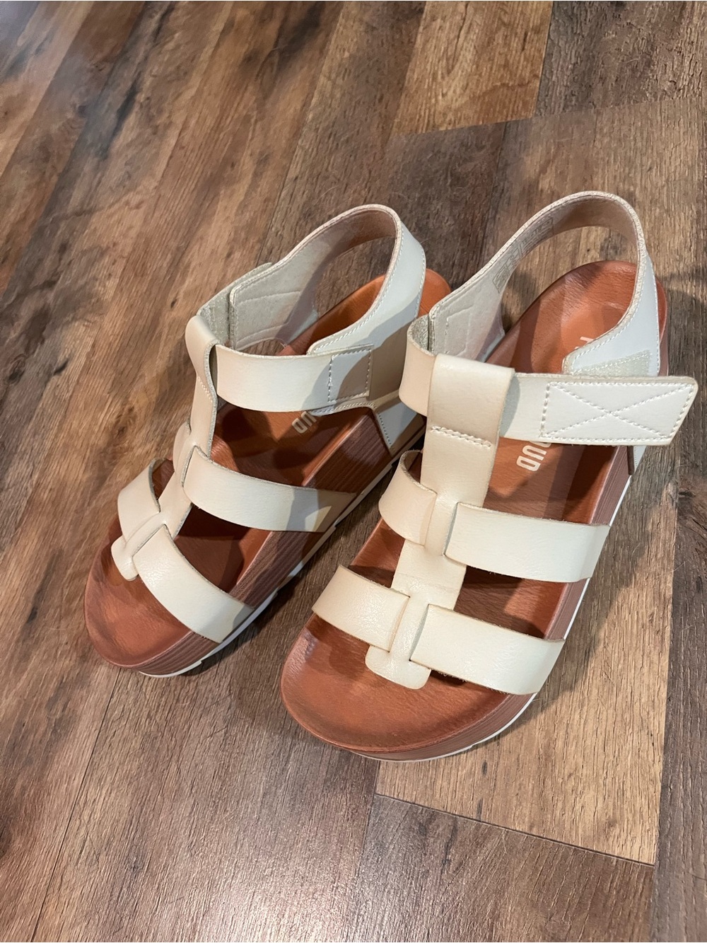 Women's Strappy Comfort Sandals - Cream - Picture 3 of 8